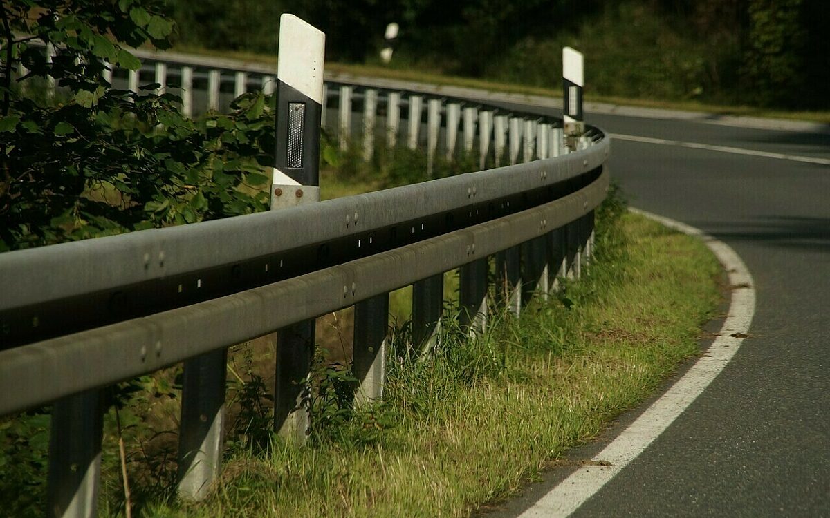 Eine Linkskurve auf einer Straße Eine Linkskurve auf einer Straße